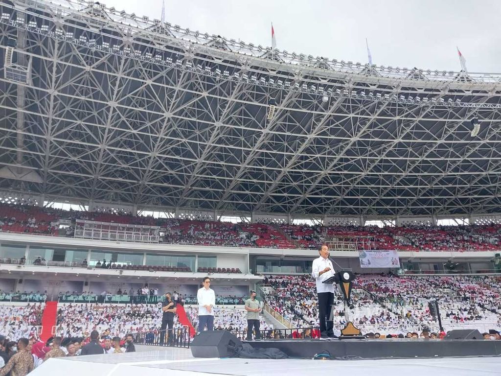 Presiden Joko Widodo memberikan pidato pada acara Nusantara Bersatu, Satu Komando untuk Indonesia, yang digelar Gerakan Nusantara Bersatu, dari simpul-simpul sukarelawan Jokowi, di Stadion Utama Gelora Bung Karno, Jakarta, Sabtu (26/11/2022).