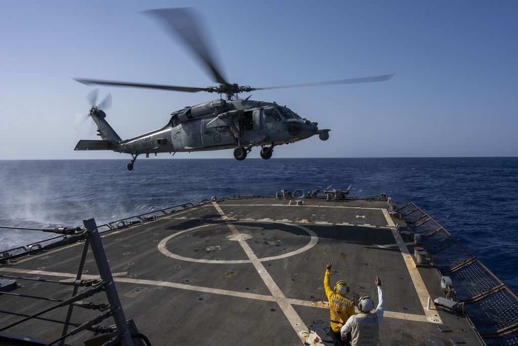 Helikopter HSC-7 mendarat di USS Laboon di Laut Merah, Rabu (12/6/2024).