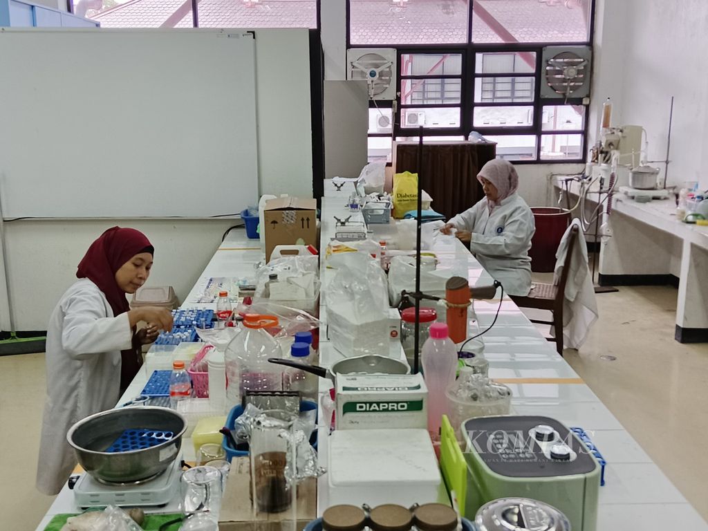 Aktivitas para peneliti di Laboratorium Farmakologi, Sekolah Farmasi Institut Teknologi Bandung, Jawa Barat, pada 29 Januari 2024. Penelitian bahan alam sebagai obat kesehatan terlaksana di laboratorium ini.