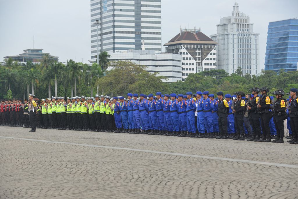 Sejumlah anggota institusi pemerintahan mengikuti apel Operasi Lilin di kawasan Monas, Jakarta Pusat, Kamis (22/12/2022). Operasi untuk pengamanan Natal 2022 dan Tahun Baru 2023 yang dinamakan Operasi Lilin ini digelar Polri bersama sejumlah institusi terkait. Operasi Lilin digelar dari tanggal 23 Desember 2022 hingga 3 Januari 2023. Sebanyak 52.636 titik di Indonesia menjadi fokus pengamanan operasi tersebut. Sedangkan untuk total personel gabungan yang diturunkan untuk operasi ini sebanyak 166.322 personel gabungan yang ditempatkan pada 1.845 pos pengamanan, 695 pos pelayanan, dan 89 pos terpadu. Kementerian Perhubungan memprediksi akan ada sekitar 44,9 juta orang yang akan melaksanakan pergerakan dalam aktivitas Natal dan Tahun Baru. Fakhri Fadlurrohman (Z19) 22-12-2022