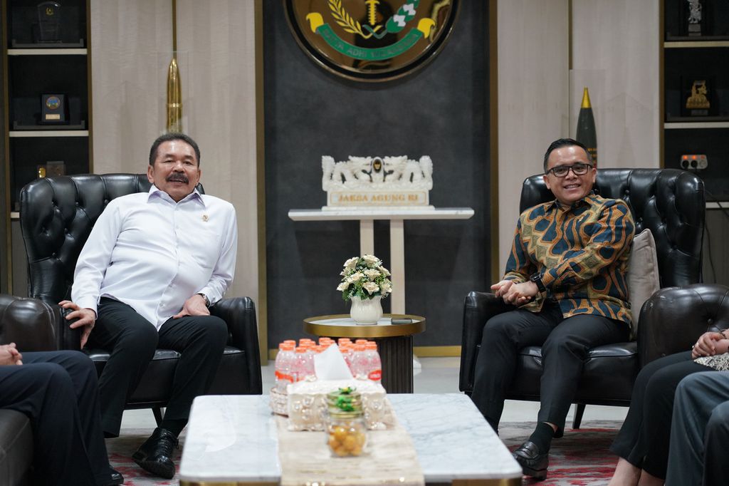 Menteri Pendayagunaan Aparatur Negara dan Reformasi Birokrasi Abdullah Azwar Anas (kanan) bertemu Jaksa Agung ST Burhanuddin di Kejaksaan Agung, Kamis (23/11/2023).