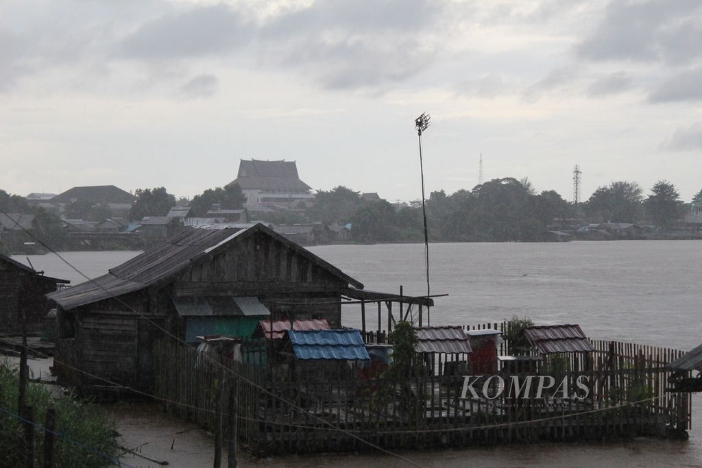 Rumah lanting atau rumah apung di Sungai Kahayan, Kota Palangkaraya, Kalimantan Tengah, yang mulai naik, Selasa (30/1/2024). Rumah apung itu mengikut tinggi muka air sungai dan terus terombang ambing.