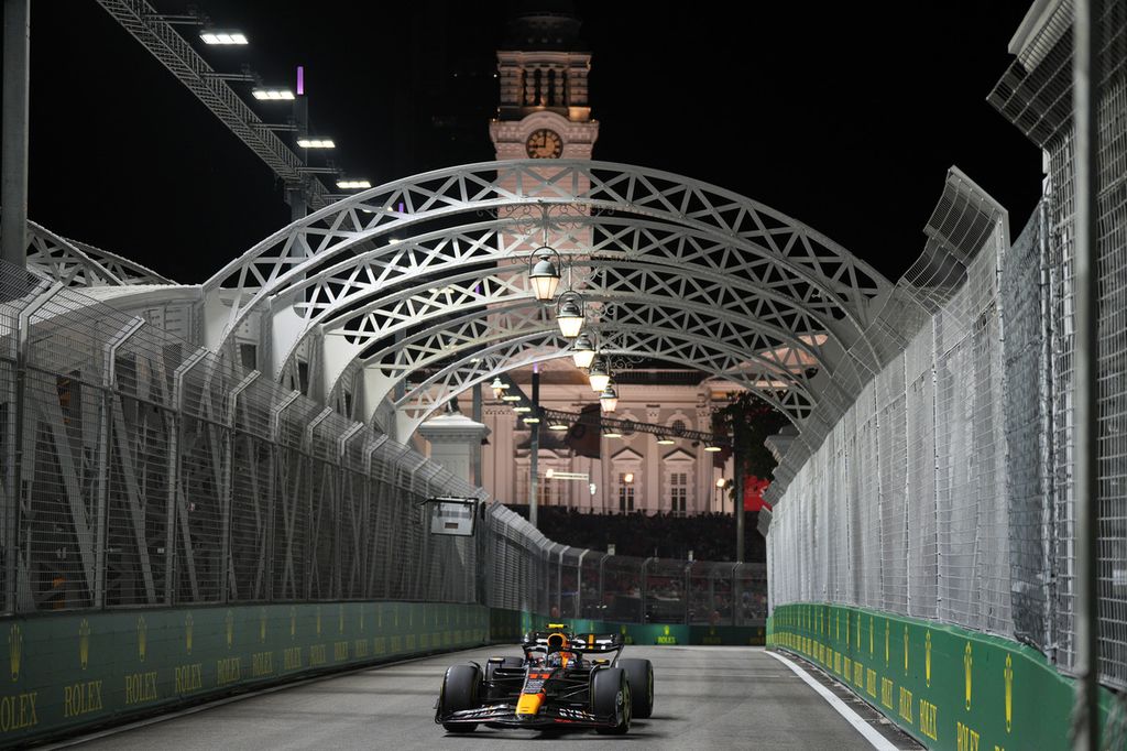 Pebalap Red Bull, Sergio Perez, mengendalikan mobilnya di sirkuit pada sesi latihan bebas kedua balap Formula 1 seri Singapura di Marina Bay, Jumat (15/9/2023).