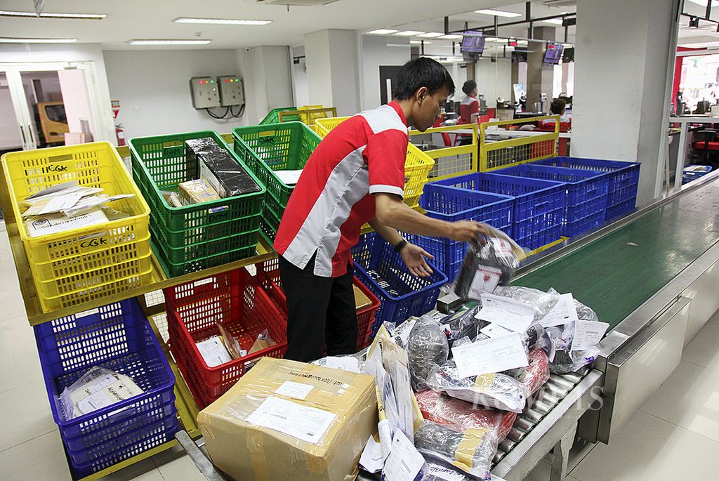 Kian populernya e-commerce di Indonesia berdampak peningkatan jasa pengiriman barang, salah satunya JNE di kawasan Tomang, Jakarta, Rabu (23/12/2015). 
