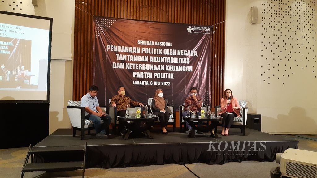 Seminar Pendanaan Politik oleh Negara, Tantangan Akuntabilitas dan Keterbukaan Keuangan Partai Politik” yang diselenggarakan Transparency International Indonesia (TII), Rabu (6/7/2022) di Jakarta. 