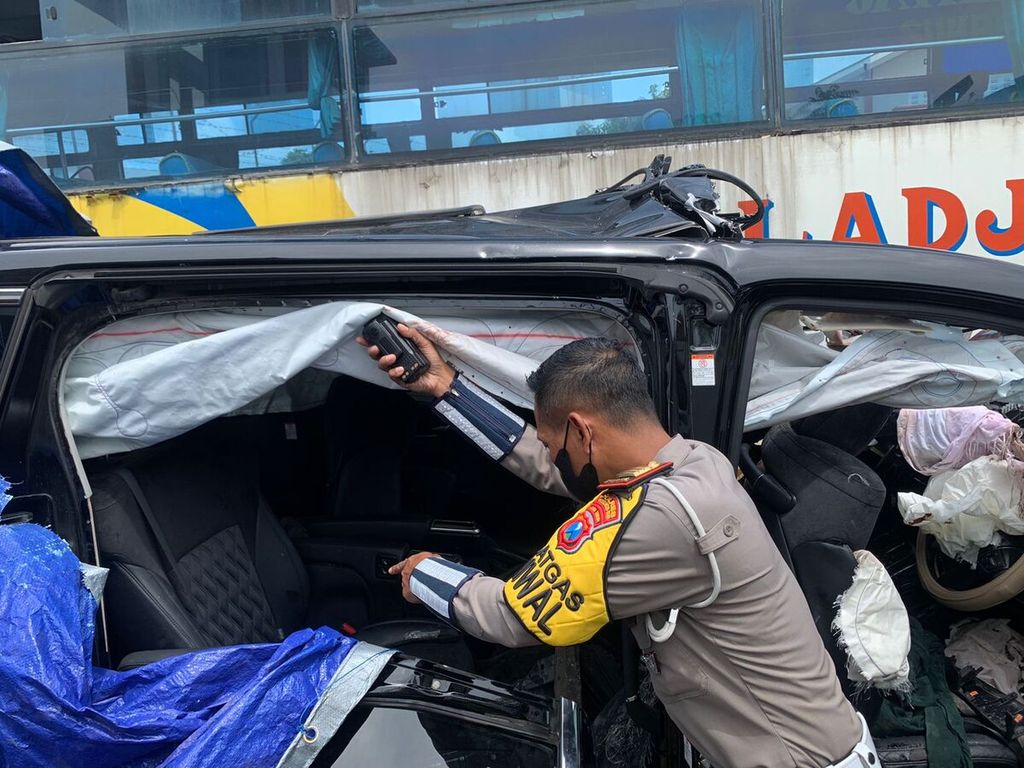 Polisi memeriksa kendaraan yang ditumpangi personel grup band Debu, yang terlibat kecelakaan di Jalan Tol Probolinggo-Pasuruan, Senin (18/04/2022). Dalam kecelakaan itu dua orang meninggal dunia.