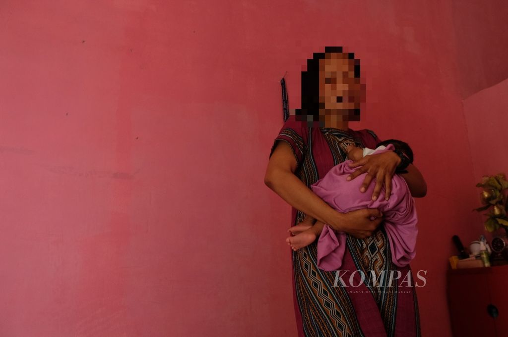 EK (36), perempuan yang diminta menandatangani surat adopsi oleh Bidan YK karena tidak bisa membayar biaya persalinan. EK ditemui di Jakarta Utara, Kamis (16/3/2023).