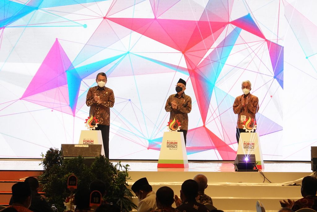 Wakil Presiden Ma’ruf Amin didampingi Menteri ESDM Arifin Tasrif (kiri) dan Kepala SKK Migas Dwi Soetjipto (kanan) ketika meresmikan Pembukaan Forum Kapasitas Nasional II Tahun 2022 di Plenary Hall Jakarta Convention Center, Jakarta Pusat, Rabu (27/7/2022).