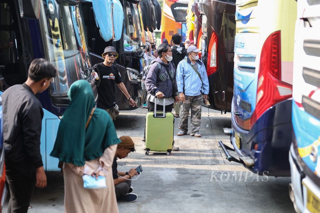 Pemudik membawa koper di Terminal Kampung Rambutan, Jakarta Timur, Sabtu (23/12/2023). Kementerian Perhubungan  menggelar program mudik gratis masa angkutan Natal 2023 dan Tahun Baru 2024. Kemenhub menyiapkan 90 bus untuk menampung 3.600 pemudik yang mengikuti program mudik gratis ini. 