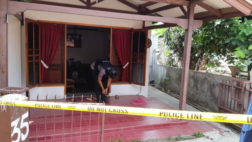 Tim Detasemen Khusus 88 Antiteror Polri melakukan penggeledahan di sebuah rumah di Kelurahan Pelita, Kecamatan Enggal, Bandar Lampung, Lampung, Senin (21/10/2019). 