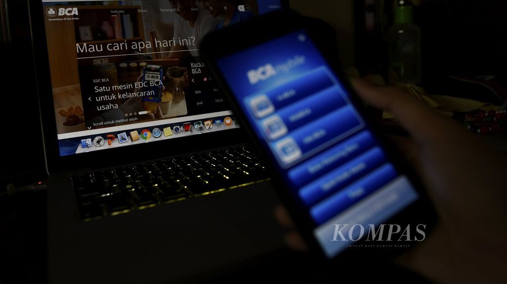 Nasabah menggunakan aplikasi <i>mobile banking</i> BCA di Jakarta, Senin (12/7/2021). Industri perbankan digital saat ini terus berkembang. Salah satu anak usaha PT Bank Central Asia Tbk, yaitu PT Bank Digital BCA, berencana akan melakukan penawaran umum saham perdana (IPO) dalam kurun waktu satu atau dua tahun ke depan. 