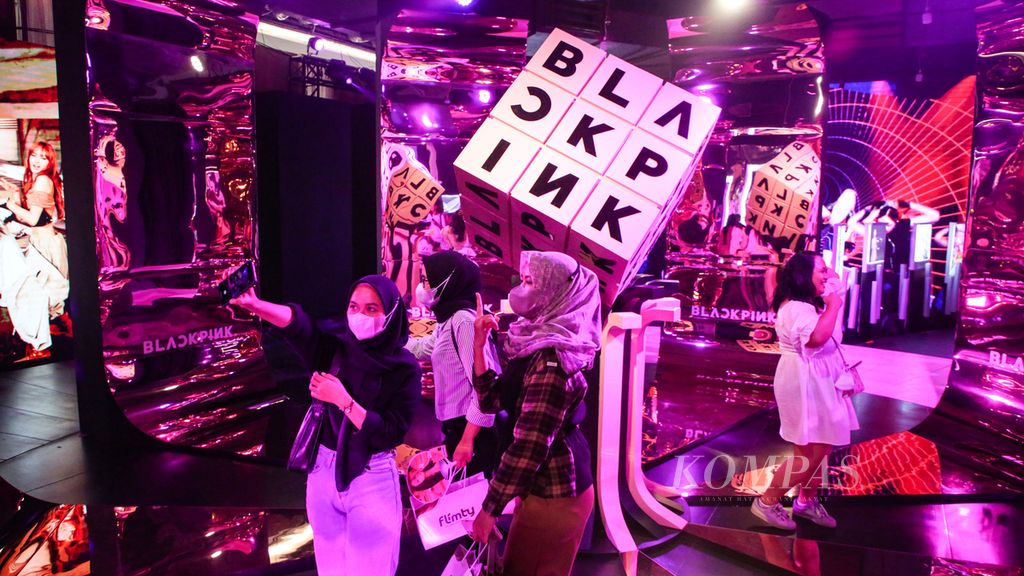 Antusias pengunjung berfoto di salah satu sudut area pameran dan pop-up store Blackpink di Senayan Park, Jakarta Pusat, Jumat (10/3/2023). Pameran tersebut berisi aset dan properti yang digunakan dalam musik video Blackpink.