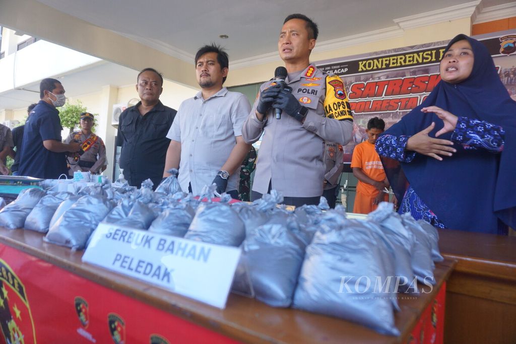Puluhan kilogram serbuk petasan disita Polresta Cilacap di Jawa Tengah, Selasa (19/3/2024).