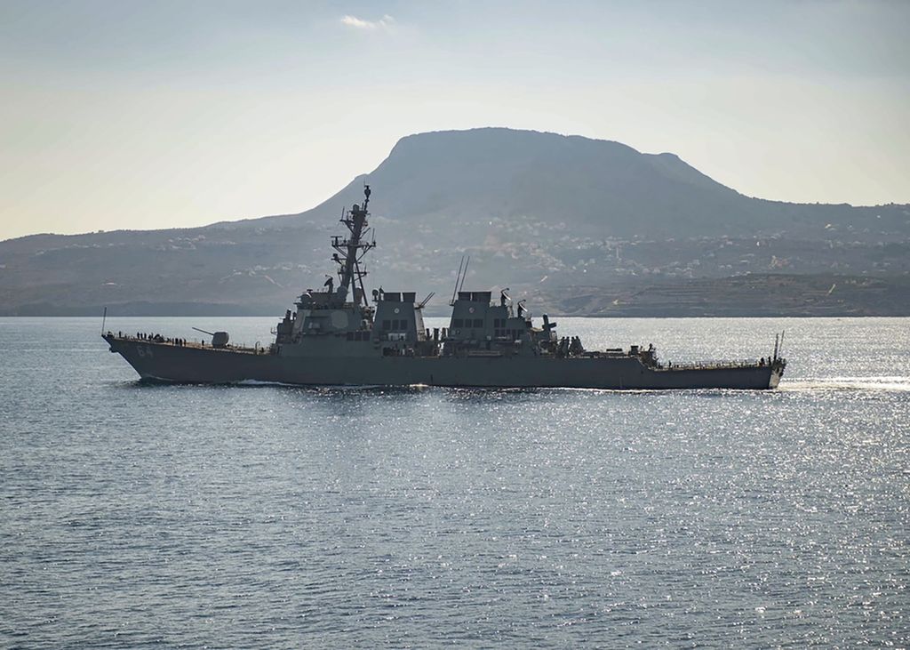 Kapal perusak berpeluru kendali USS Carney sedang berlayar di Teluk Souda, Yunani. Kapal perang AS dan beberapa kapal komersial diserang, Minggu (3/12/2023), di Laut Merah.