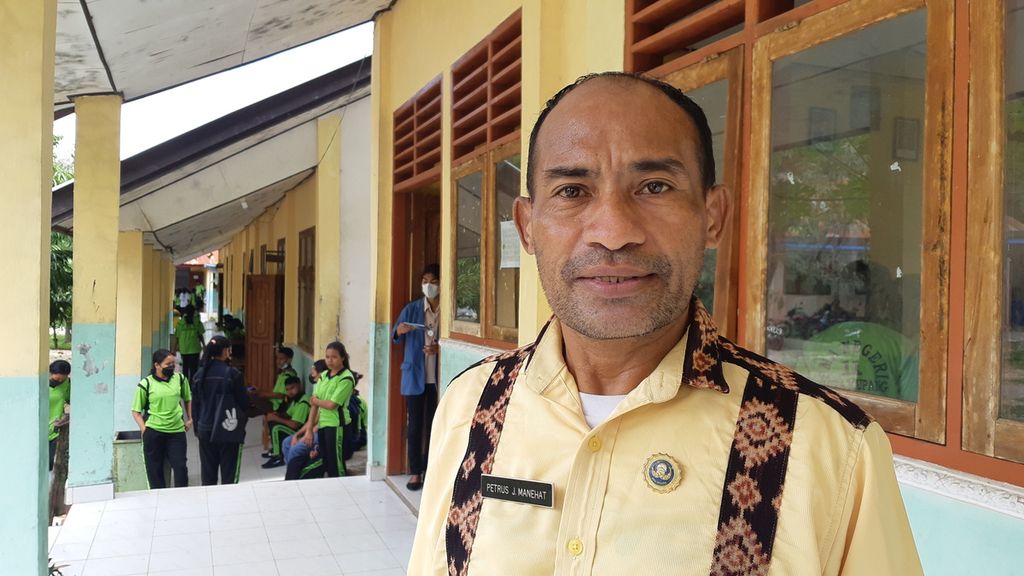 Wakil Kepala SMA Negeri 11 Kupang Pertus J Manehat.