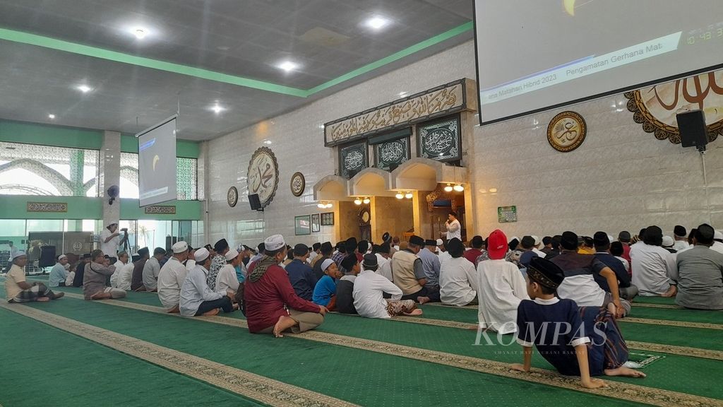 Ratusan umat Muslim baru saja melakukan shalat gerhana matahari hibrida di Masjid Agung Baiturrahman, Kepanjen, Kabupaten Malang, Jawa Timur, Kamis (20/4/2023).