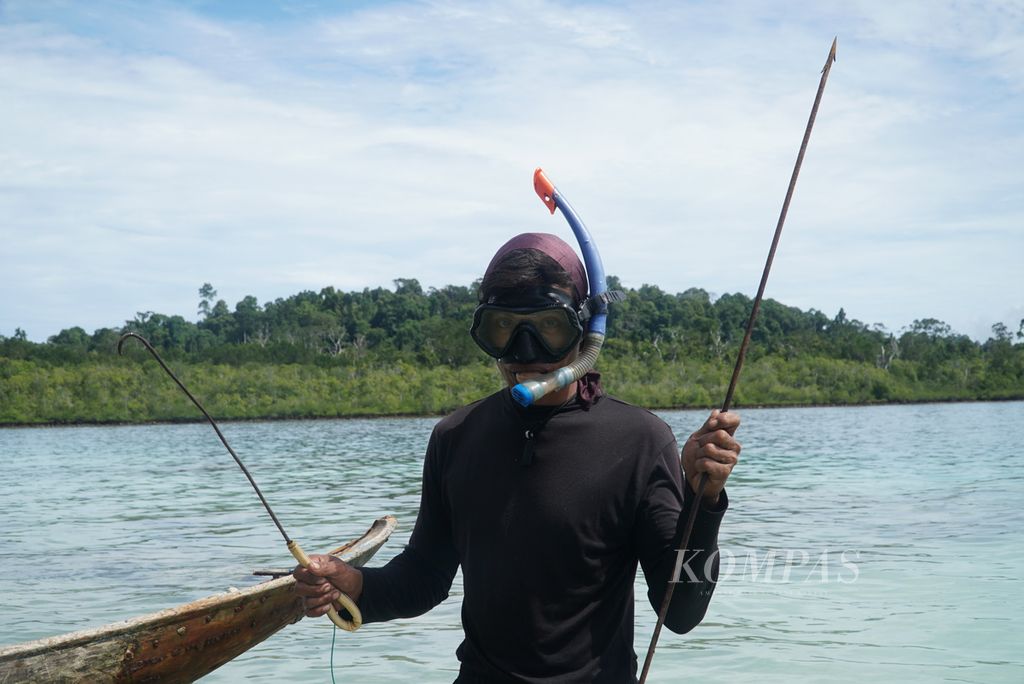 Nelayan menunjukkan alat tangkap gurita tombak dan gancu usai menyelam di perairan Pulau Sinyangnyang, Dusun Sinaka, Desa Sinaka, Kecamatan Pagai Selatan, Kepulauan Mentawai, Sumatera Barat, Jumat (16/6/2023). 