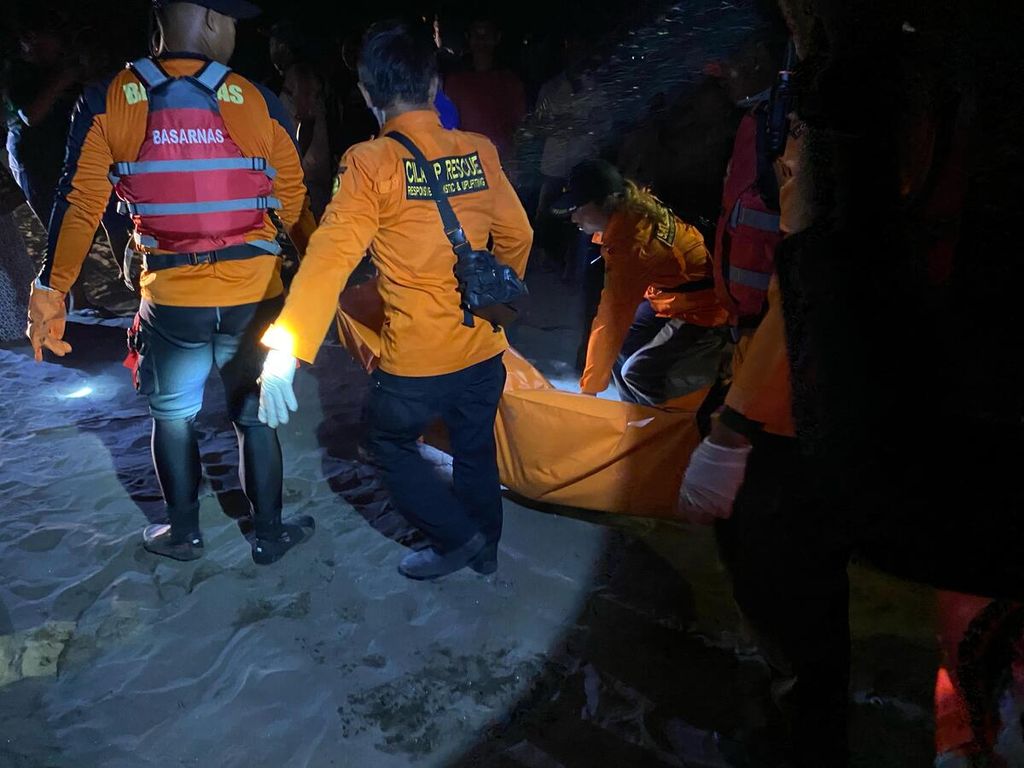 Tim SAR Gabungan mengevakuasi korban tenggelam di Pantai Sidaurip, Binangun, Cilacap, Jawa Tengah, Selasa (27/2/2024) malam.