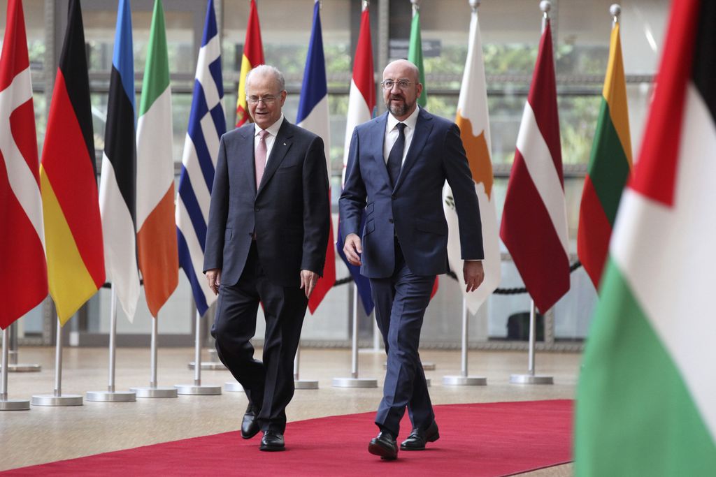 Presiden Dewan Eropa Charles Michel (kanan) dan Perdana Menteri Palestina Mohammed Mustafa di kantor Uni Eropa di Brussels, Belgia, pada 26 Mei 2024