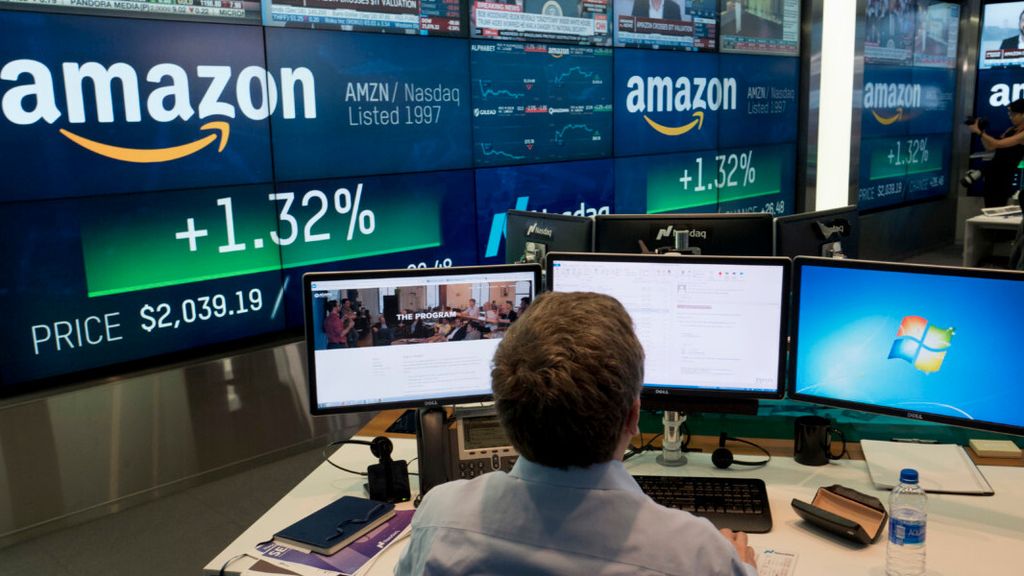 Pegawai Nasdaq memantau aktivitas di bursa saham New York, Selasa (4/9/2018). Amazon saat itu menjadi perusahaan publik kedua yang nilai perdagangan sahamnya mencapai 1 triliun dollar AS setelah Apple.