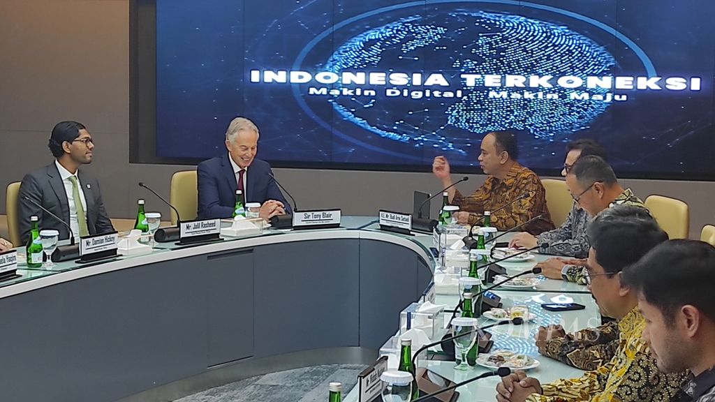 Mantan Perdana Menteri Inggris Tony Blair bertemu dengan Menkominfo Budi Arie Setiadi di kantor Kementerian Kominfo, Jakarta, Jumat (19/4/2024).