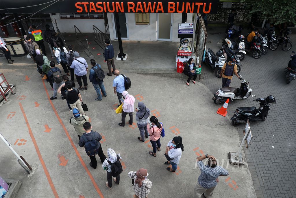 Calon penumpang antre masuk ke peron Stasiun Rawa Buntu, Tangerang Selatan, Senin (17/5/2021) pada hari pertama masuk kerja setelah libur Lebaran. 