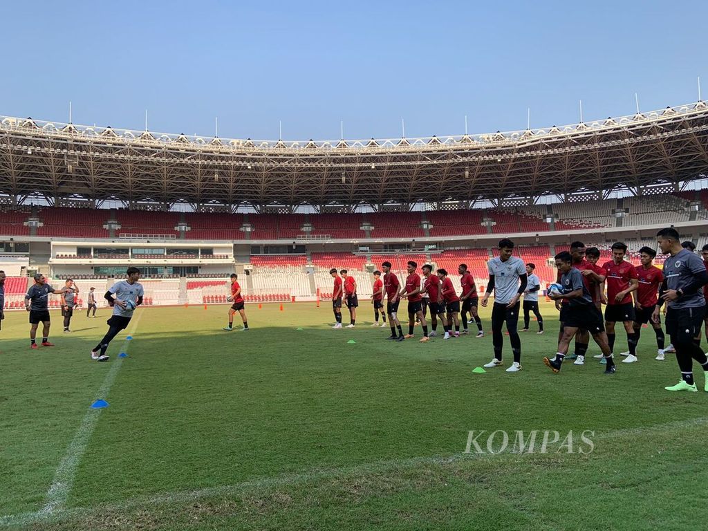 Pemain tim sepak bola Indonesia U-17 memperhatikan contoh gerakan dari asisten pelatih saat menjalani pemusatan latihan di Stadion Gelora Bung Karno, Senin (30/10/2023) pagi. Indonesia tergabung di Grup A Piala Dunia U-17 bersama Ekuador, Panama, dan Maroko.