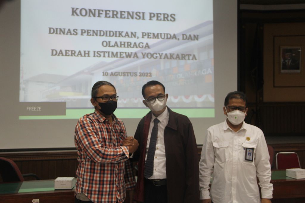 Kepala SMAN 1 Banguntapan nonaktif Agung Istianto (tengah) bersalaman dengan Daniel, ayah dari siswi SMAN 1 Banguntapan yang diduga dipaksa memakai jilbab, Rabu (10/8/2022), di kantor Dinas Pendidikan, Pemuda, dan Olahraga Daerah Istimewa Yogyakarta. Dalam kesempatan itu, kedua pihak saling memaafkan dengan disaksikan Kepala Dinas Dikpora DIY Didik Wardaya (kanan).