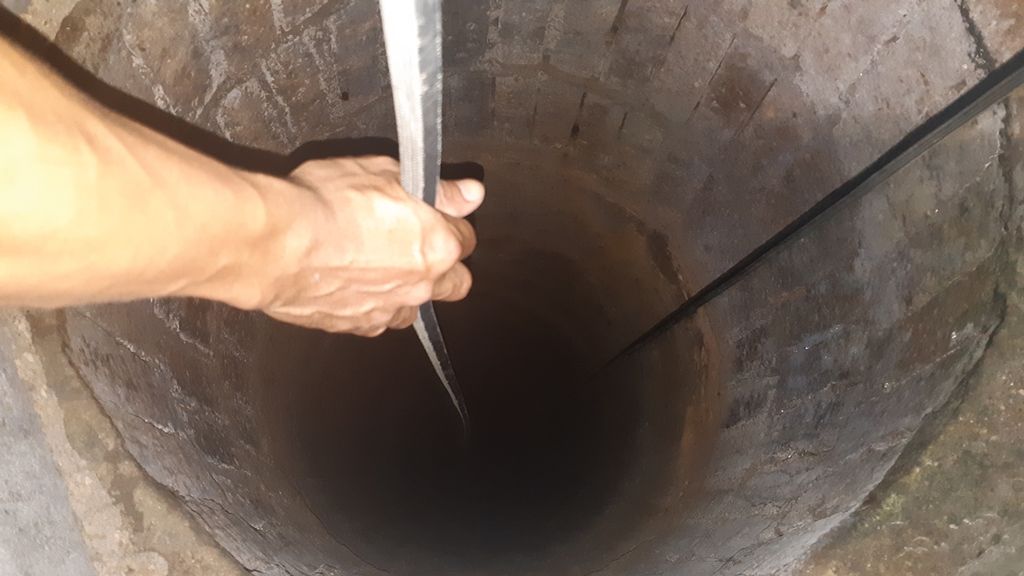 Sumur warga Kampung Koceak, Kelurahan Kranggan, Tangerang Selatan, kering karena musim kemarau, Kamis (22/8/2019). Warga kampung ini kekurangan persediaan air di musim kemarau.