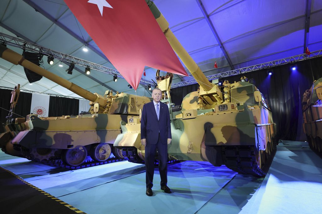 Presiden Turki Recep Tayyip Erdogan berpose di depan generasi baru howitzer yang akan dipasok pada Angkatan Bersenjata Turki di Sakarya, Turki, 9 Januari 2023. 