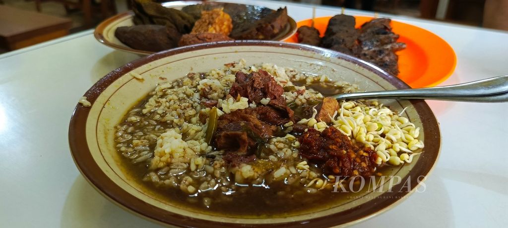 Rawon Kiroman, legenda rawon di Kota Malang, Jawa Timur. Warung makan ini sudah ada sejak 1954.