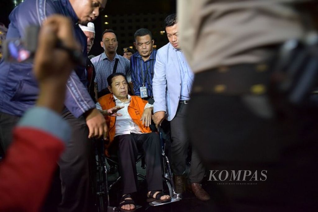 Tersangka dugaan korupsi KTP elektronik, Setya Novanto, dibawa ke Gedung Komisi Pemberantasan Korupsi di Kuningan, Jakarta, Minggu (19/11/2017). Setya Novanto ditahan KPK setelah menjalani perawatan di RSCM setelah mengalami kecelakaan pada Kamis (16/11/2017). 