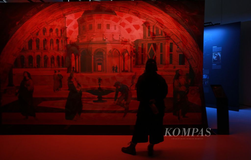 Pengunjung menyaksikan pameran Magister Raffaello, sebuah pameran seni video yang digelar di Ciputra Artpreneur Gallery lantai 11, Jakarta, Kamis (24/2/2022). 