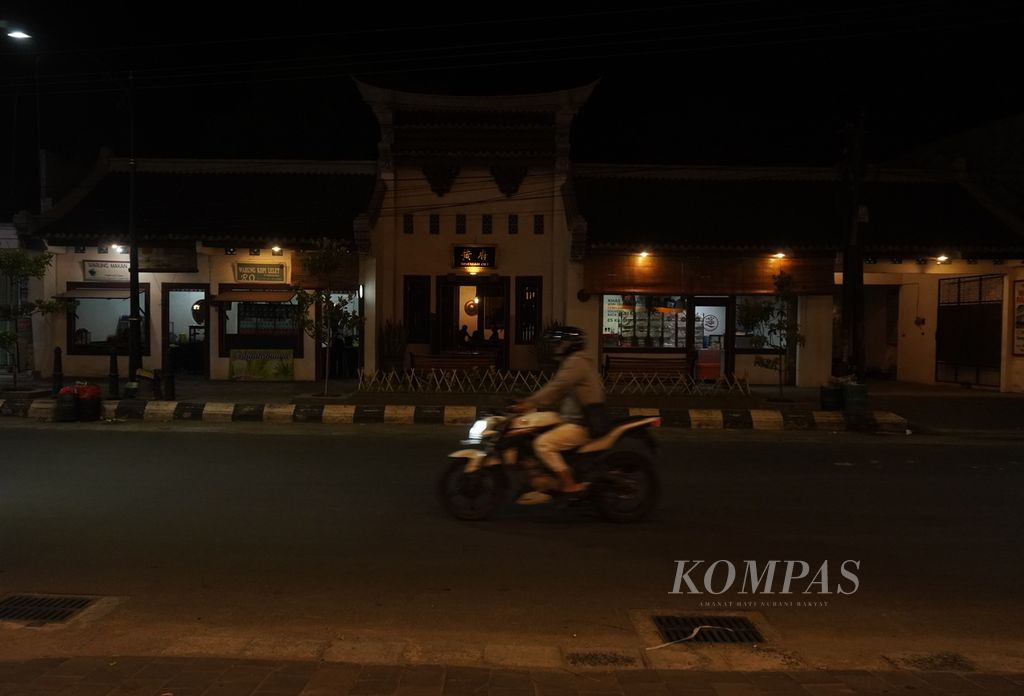  Warga melintas di depan bangunan tua di kawasan Lasem, Kabupaten Rembang, Jawa Tengah, Jumat (10/11/2023). Bangunan tua itu telah direstorasi dan kini difungsikan sebagai penginapan.