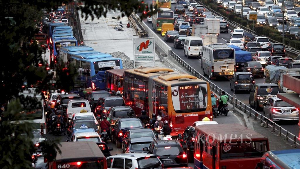 Ilustrasi kemacetan lalu lintas di tol dalam kota dan Jalan Gatot Subroto, Jakarta Selatan.