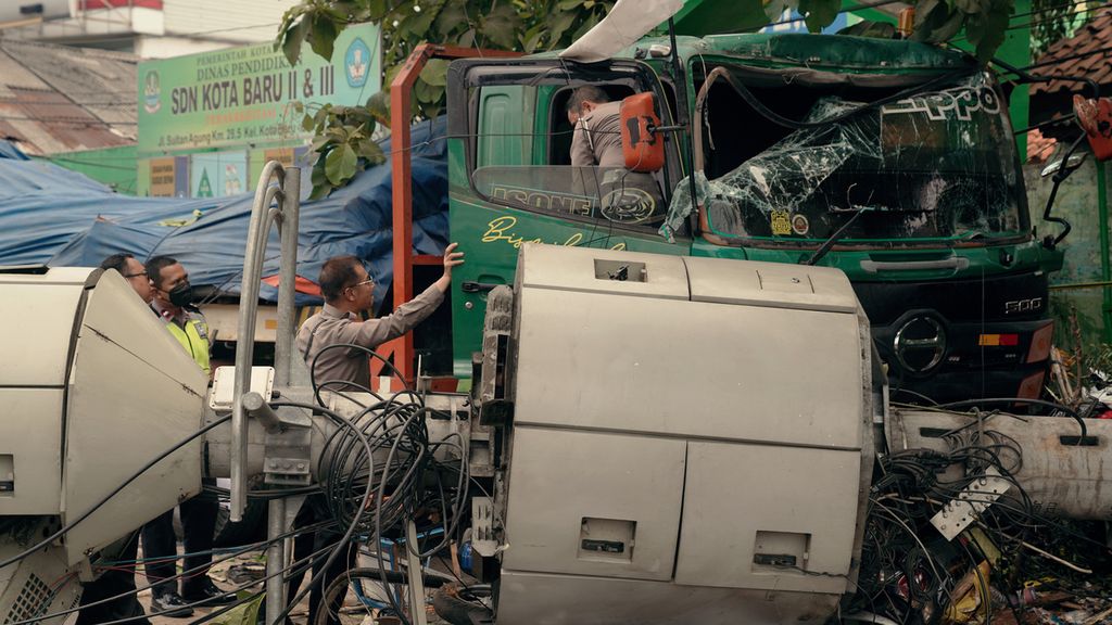 Polisi mengamati tempat duduk sopir dalam kecelakaan truk tronton yang menabrak halte dan menara telekomunikasi di depan SDN Kota Baru II dan III, Jalan Sultan Agung Km 28,5, Bekasi Barat, Kota Bekasi, Jawa Barat, Rabu (31/8/2022). 