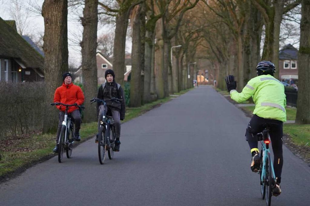 Dalam perjalanan dari Emmen ke Zwolle, Royke Lumowa berjumpa pula dengan sejumlah pesepeda. Jalur yang dilewati ditumbuhi pohon yang tertata apik.