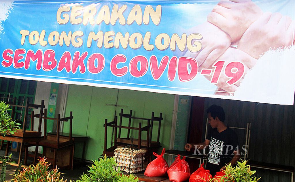Posko ”Gerakan Tolong-menolong Sembako Covid-19” di Kota Pontianak, Kalimantan Barat (31/3/2020). Posko itu didirikan sejumlah komunitas di Pontianak untuk membantu sesama yang terkena dampak secara ekonomi akibat pandemi Covid-19.