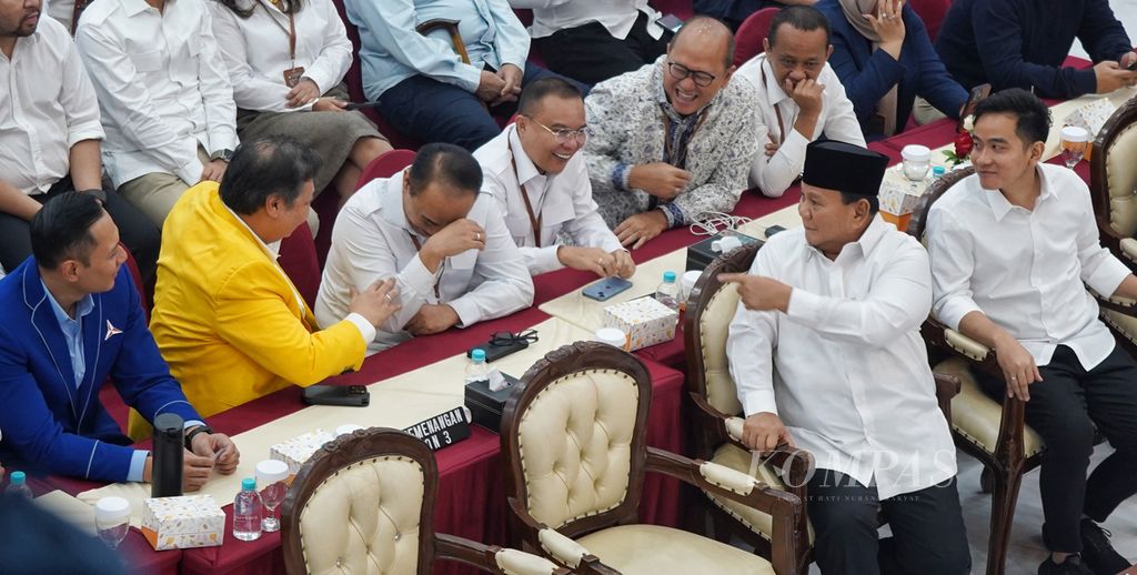 Pasangan Prabowo Subianto-Gibran Rakabuming Raka bersenda gurau dengan para ketua parpol pendukung dan tim suksesnya ditengah Rapat Pleno Terbuka Penetapan Pasangan Calon Presiden dan Wakil Presiden Terpilih di Gedung KPU, Jakarta, Rabu (24/4/2024).