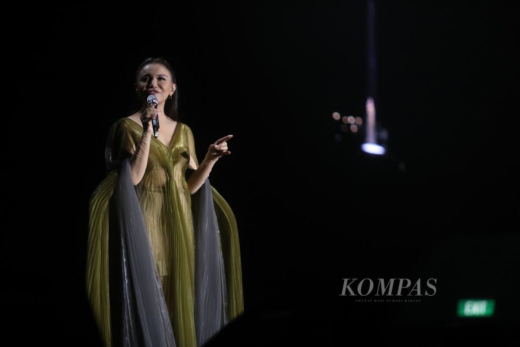 Penyanyi Rossa tampil dalam konser bertajuk "Rossa 25 Shinning Years Concert" yang digelar di Istora Senayan, Jakarta, Jumat (27/5/2022). 
