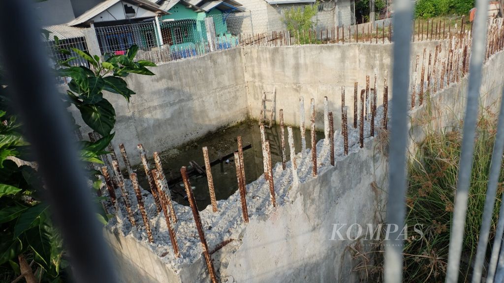Area proyek osmosis air laut atau <i>sea water reverse osmosis</i> (SWRO) yang mangkrak di Pulau Kelapa, Kepulauan Seribu, DKI Jakarta, Rabu (20/6/2018).