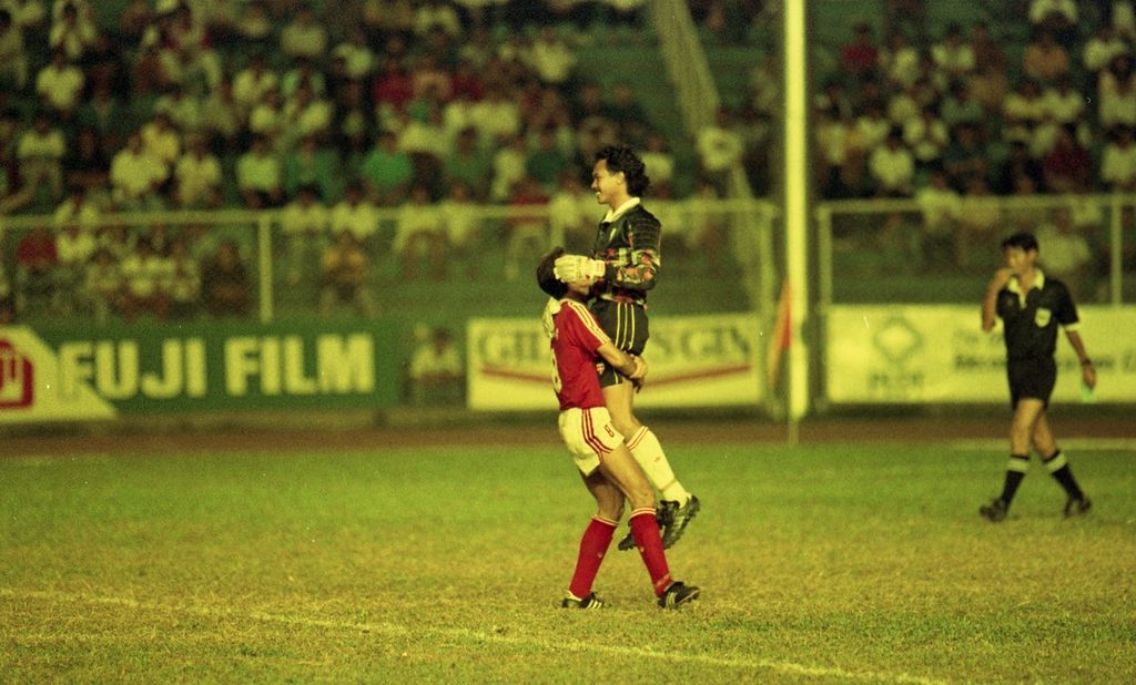Kiper Eddy Harto disambut rekan setimnya seusai menggagalkan tendangan penalti pemain Thailand di babak final cabang sepak bola SEA Games Filipina 1991. 