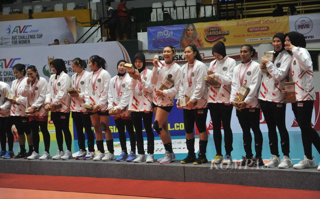 Pemain timnas Indonesia di podium untuk menerima medali perak setelah kalah dari Vietnam pada laga Final AVC Challenge Cup di GOR Tridharma Petrokimia, Gresik, Minggu (25/6/2023).