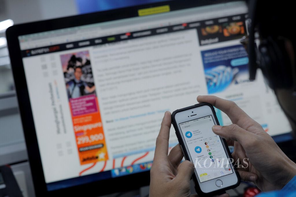 Warga mengakses aplikasi Telegram di ponselnya di Jakarta, Minggu (16/7/2017). Telegram merupakan salah satu media komunikasi yang umum dipakai jaringan teroris NIIS.