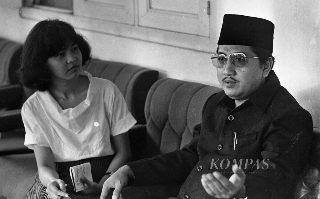 Kiprah  perempuan wartawan. Jurnalis  <i>Kompas</i> Soelastri Soekirno saat mewawancarai KH Pimpinan II Pondok Modern Gontor, pada tahun 1987.