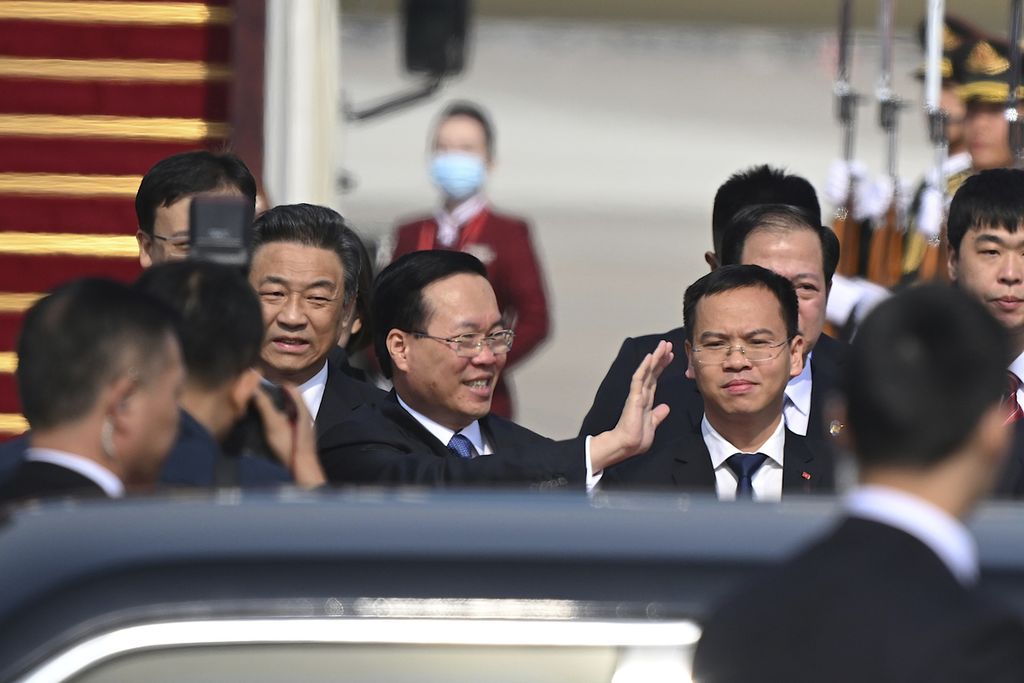 Presiden Vietnam Vo Van Thuong (tengah, berkacamata) melambaikan tangannya sesaat setelah tiba di Beijing,China, 17 November 2023. Vo hadir di Beijing dalam rangka ikut serta pada konferensi Prakarsa Sabuk dan Jalan yang diselenggarakan Pemerintah China.