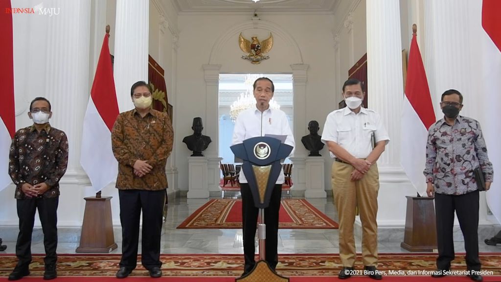 Presiden Joko Widodo saat menyampaikan keterangan pers terkait Undang-undang Cipta Kerja di Istana Merdeka, Jakarta, Senin (29/11/2021).