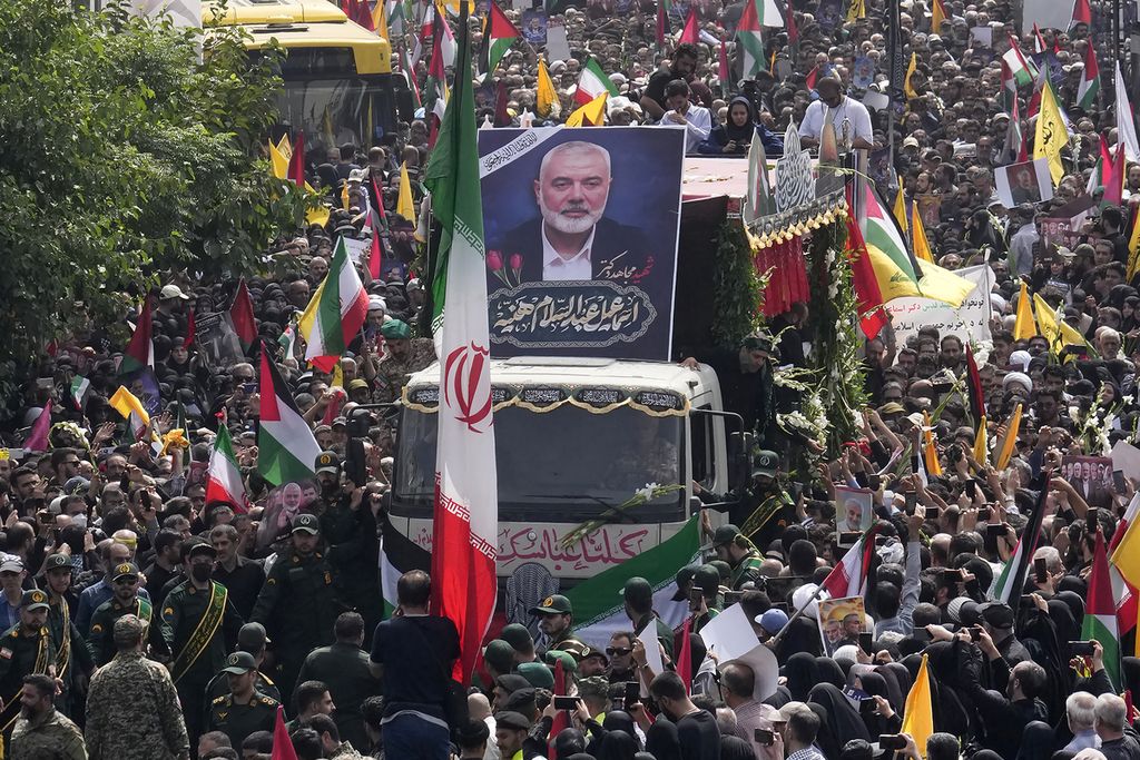 Pelayat  Kepala Biro Politik Hamas Ismail Haniyeh, Kamis (1/8/2024), di Teheran, Iran.