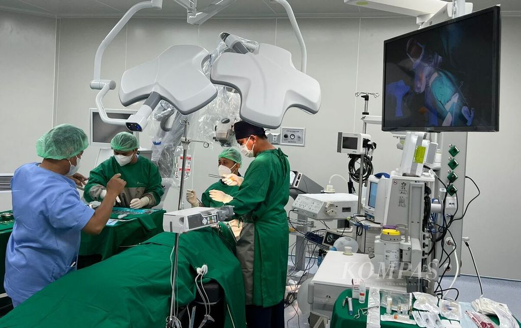 Dokter menunjukkan simulasi operasi jantung di ruang operasi Rumah Sakit Otak dan Jantung Pertamina Royal Biringkanaya, Makassar, Rabu (30/3/2022). 