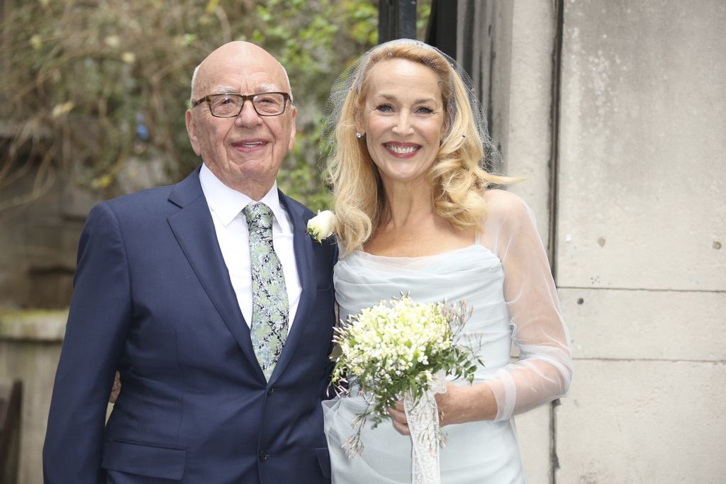 Rupert Murdoch dan istrinya, Jerry Hall, berpose di depan St Bride Church, London, Inggris, 5 Maret 2016, seusai pemberkatan pernikahan.   